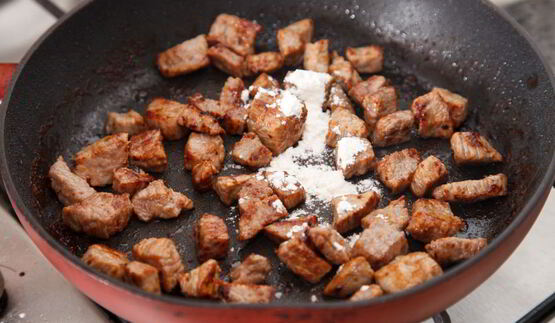 гуляш из телятины с маринованными огурчиками