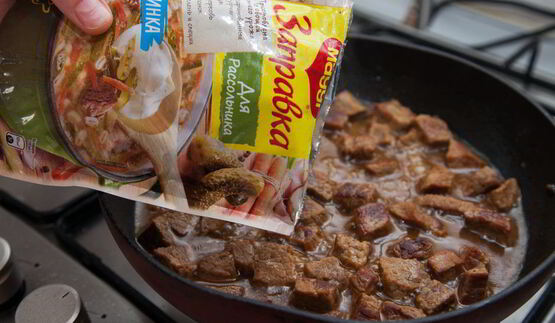 гуляш из телятины с маринованными огурчиками