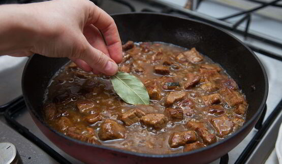 гуляш из телятины с маринованными огурчиками