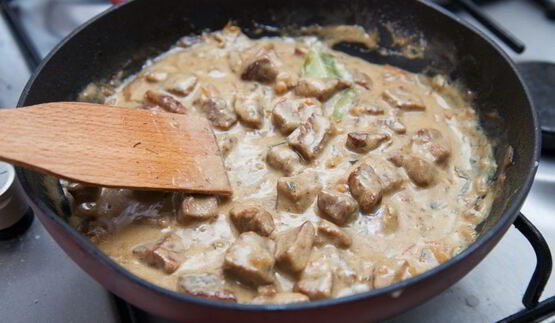 гуляш из телятины с маринованными огурчиками