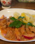 Гуляш с яблоком