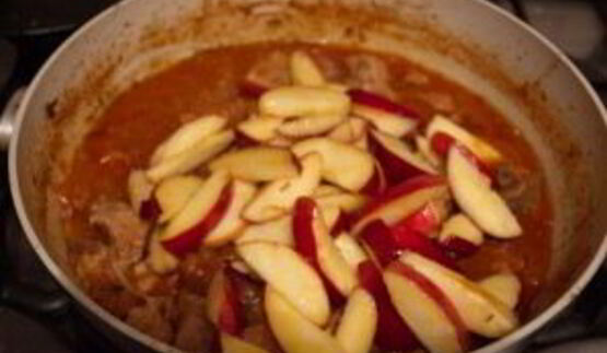 гуляш с яблоком