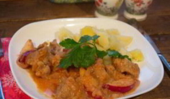 гуляш с яблоком