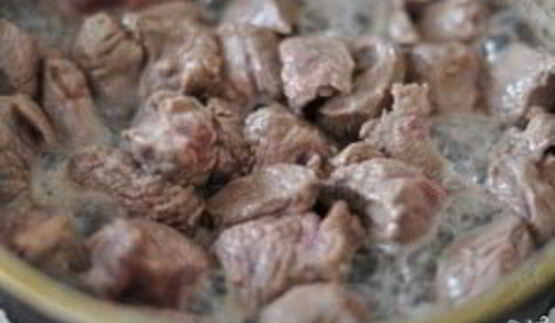 гуляш в горшочках