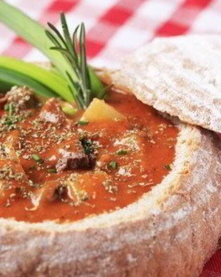 Рецепт гуляша в хлебном горшочке
