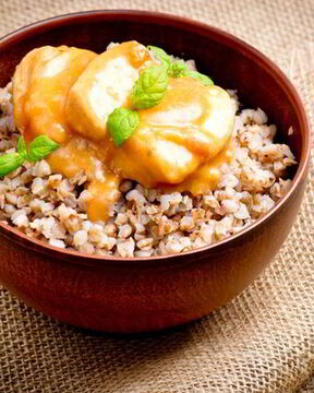 Куриный гуляш с гречкой