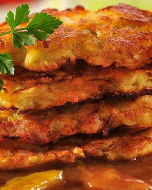 Куриный гуляш с овощными пирожками