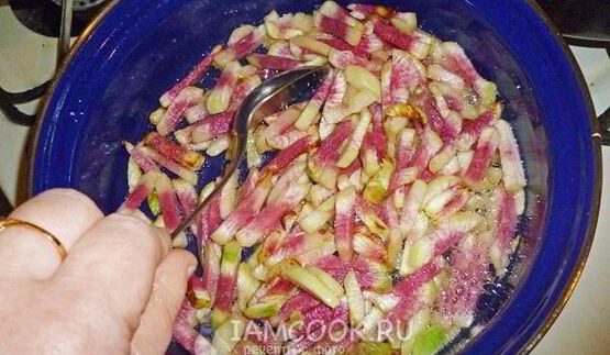 свиной гуляш с китайской редькой