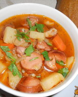 Сытный гуляш с сосисками и грудинкой