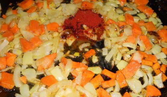 сытный гуляш с сосисками и грудинкой