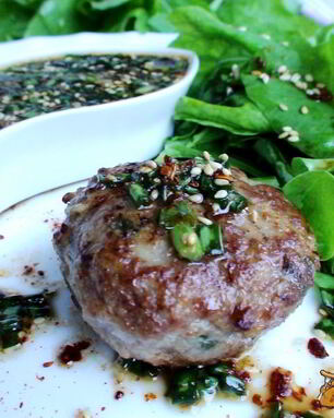 Котлетки в азиатском стиле с салатом из рукколы