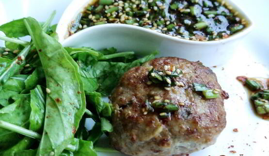 котлетки в азиатском стиле с салатом из рукколы