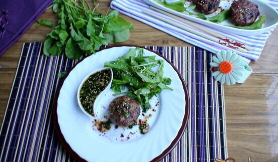 котлетки в азиатском стиле с салатом из рукколы