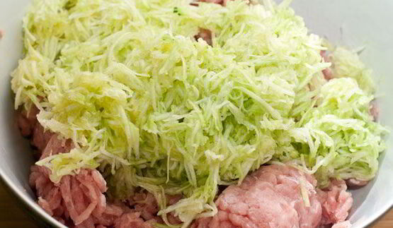 котлеты из индейки с кабачками