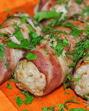 Котлеты из мясного фарша в беконе