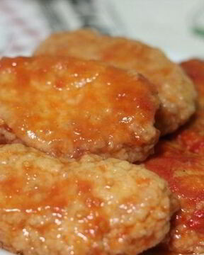 Куриные котлеты в томатной подливе