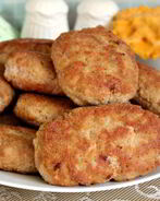 Мясные котлеты с лисичками и гречневыми хлопьями