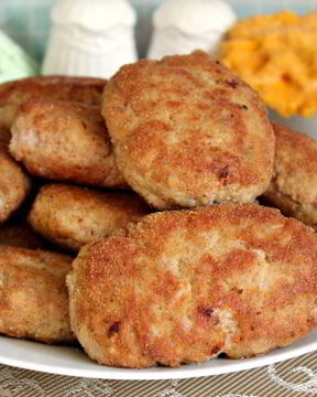 Мясные котлеты с лисичками и гречневыми хлопьями