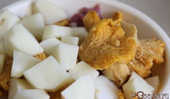 мясные котлеты с лисичками и гречневыми хлопьями