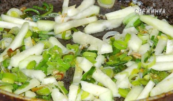 лапша с мясным соусом по-домашнему