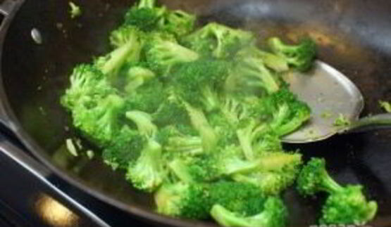 лапша с мясом и брокколи