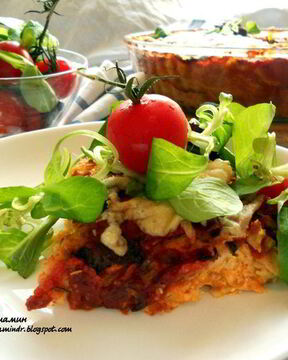 Лазанья из ржаных блинчиков с курицей, томатами и базиликом