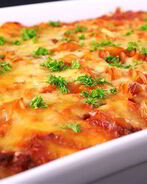 Лазанья с феттучини, фрикадельками, томатами и сыром