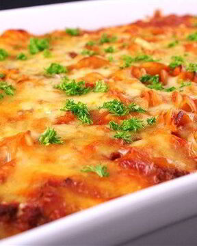 Лазанья с феттучини, фрикадельками, томатами и сыром