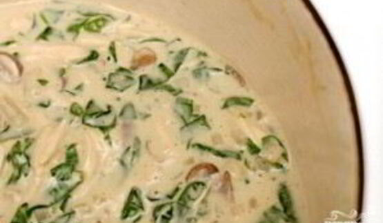 лазанья с курицей, грибами и шпинатом