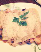 Каннеллони, фаршированные курицей и грибами под соусом бешамель