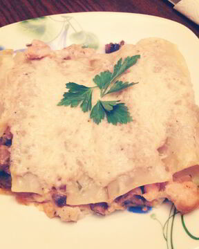 Каннеллони, фаршированные курицей и грибами под соусом бешамель