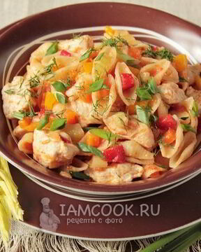Макароны с курицей и овощами на сковороде
