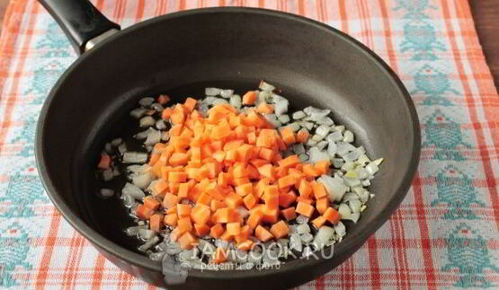 макароны с курицей и овощами на сковороде