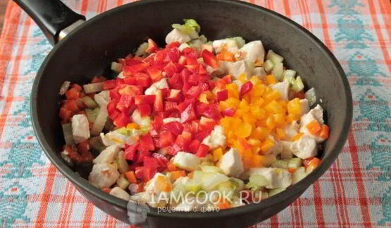 макароны с курицей и овощами на сковороде