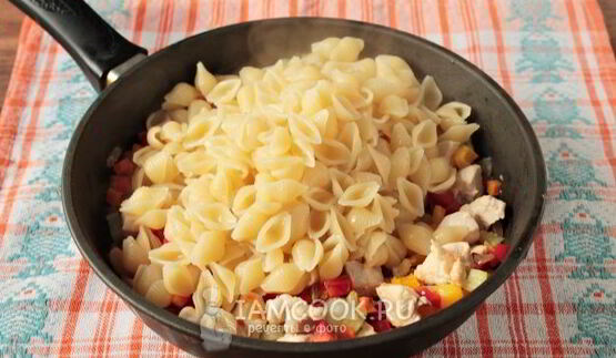 макароны с курицей и овощами на сковороде