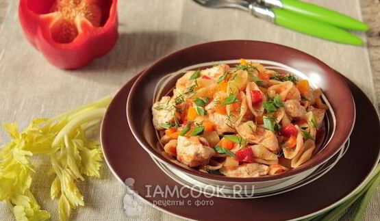макароны с курицей и овощами на сковороде