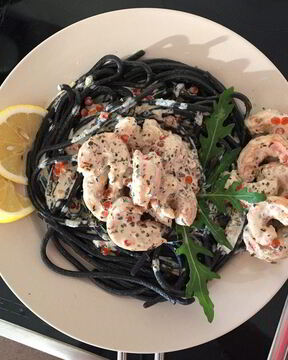 Паста с чернилами каракатицы и лангустинами в сливках