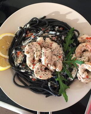 Паста с чернилами каракатицы и лангустинами в сливках