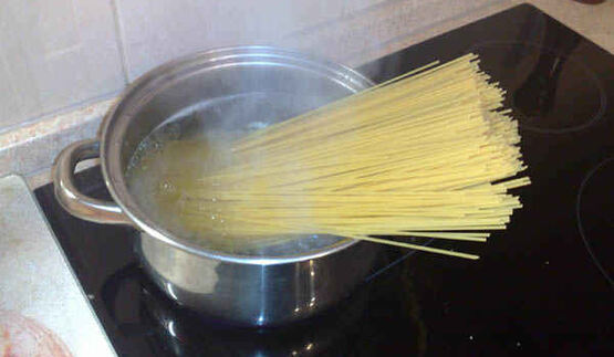 паста с консервированным лососем