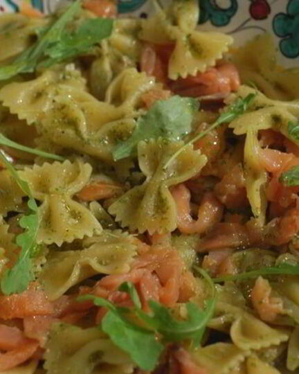 Рецепт пасты с копченой семгой и песто из каперсов