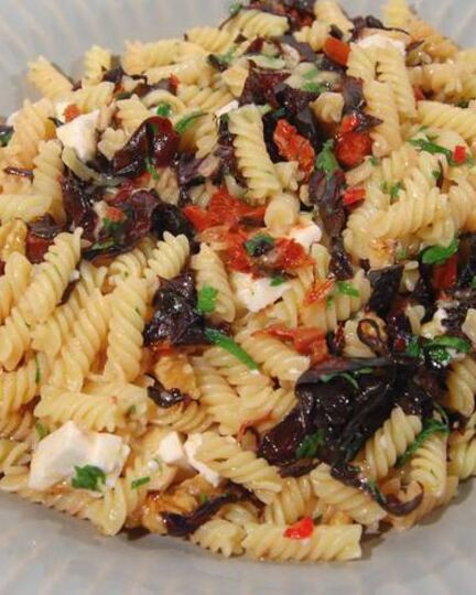 Рецепт пасты с орехами, помидорами и свекольными листьями