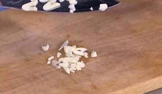 паста с орехами, помидорами и свекольными листьями