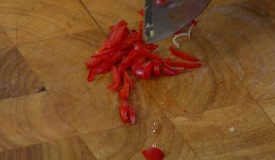 паста с орехами, помидорами и свекольными листьями