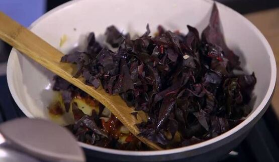 паста с орехами, помидорами и свекольными листьями