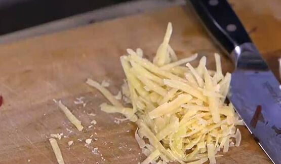 паста с орехами, помидорами и свекольными листьями