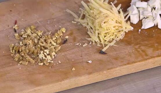 паста с орехами, помидорами и свекольными листьями