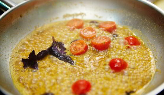 паста с роллом из дорадо и креветки