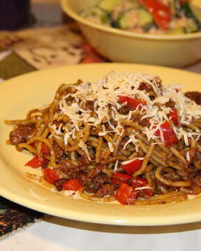 Паста с тушенкой и болгарским перцем