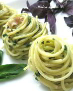 Спагетти с базиликом, шпинатом и беконом