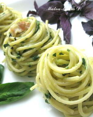 Спагетти с базиликом, шпинатом и беконом
